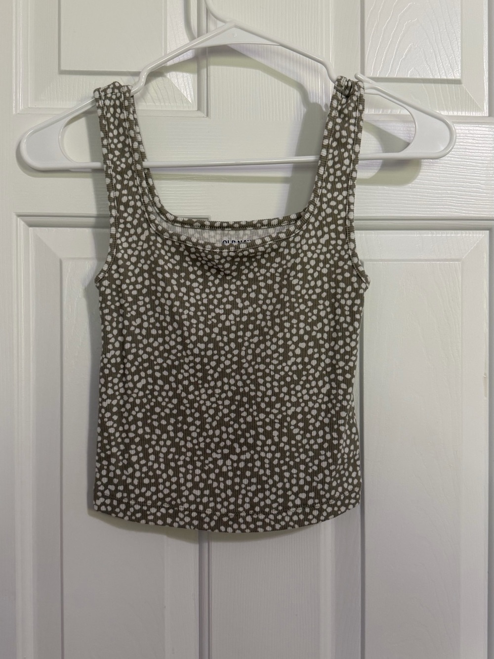Old Navy Casual Scoop Neck Crop Tank Top in Olive with White Dot Print
